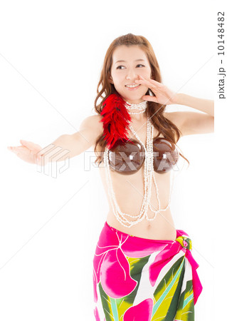 南国の雰囲気たっぷりでオリタヒチを楽しそうに踊る日本の若い女性 10148482