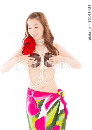 南国の雰囲気たっぷりでオリタヒチを楽しそうに踊る日本の若い女性 10148483