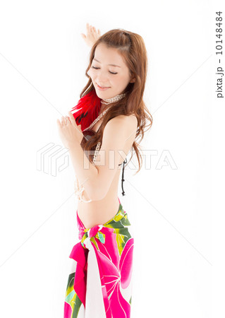 南国の雰囲気たっぷりでオリタヒチを楽しそうに踊る日本の若い女性 10148484