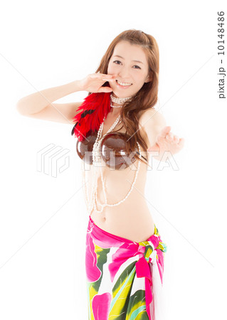 南国の雰囲気たっぷりでオリタヒチを楽しそうに踊る日本の若い女性 10148486