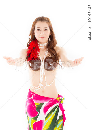 南国の雰囲気たっぷりでオリタヒチを楽しそうに踊る日本の若い女性 10148488