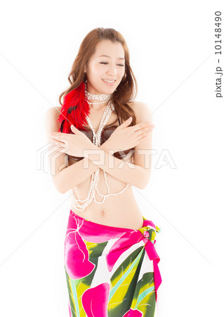 南国の雰囲気たっぷりでオリタヒチを楽しそうに踊る日本の若い女性 南国の雰囲気たっぷりでオリタヒチを楽しそうに踊る日本の若い女性 10148490