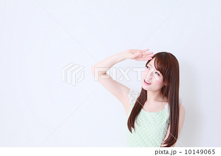 日差しを遮る女性 10149065