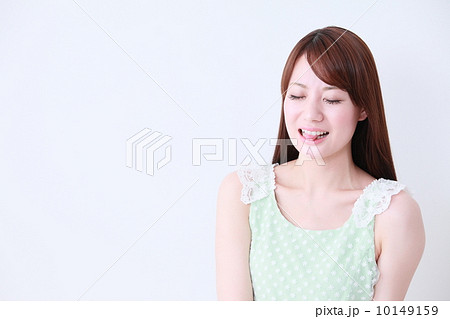 舌を出す女性 10149159
