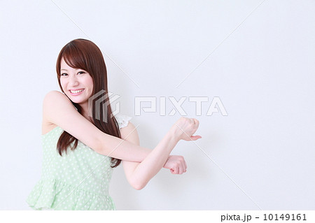ストレッチをする女性 10149161