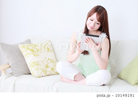 携帯電話を使う女性 10149191