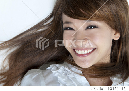 Cute young woman 10151112