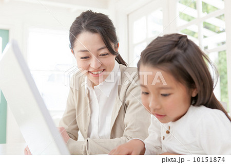 パソコン　女性　子供　笑顔 10151874