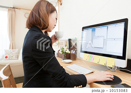 自宅リビングでテレワークをする若い女性 10153083