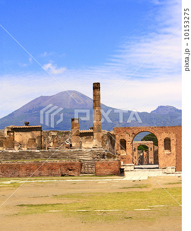 Ruins of Pompeii and volcano Mount Vesuvius 10153275