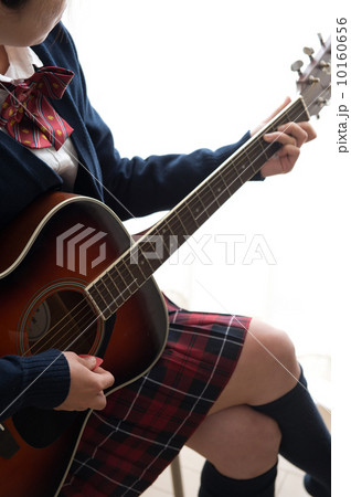 ギターを弾く高校生の手元 10160656