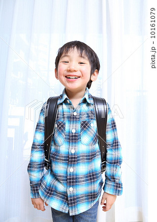 ランドセルを背負った小学生の男の子 10161079