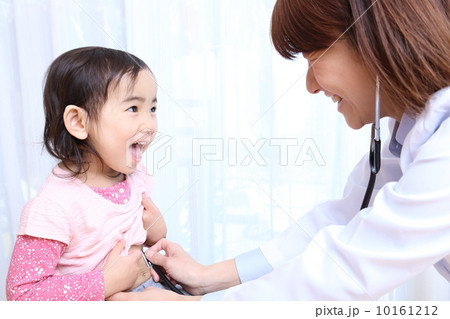 診察する小児科医 診察する小児科医 10161212