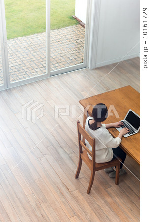 窓の外眺める女性 窓の外眺める女性 10161729