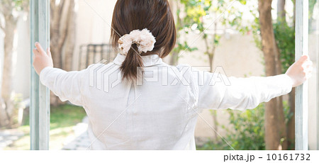 窓を開ける女性 10161732