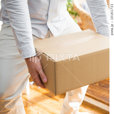 荷物を運ぶ 10161733