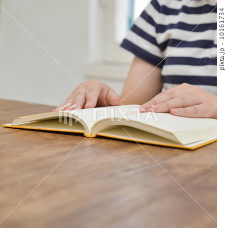 本を読む 10161734