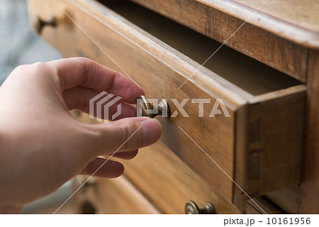 引出しを開ける 引出しを開ける 10161956