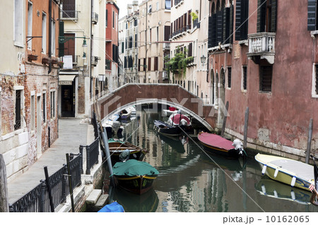 Alley in Venice, Italy Alley in Venice, Italy 10162065