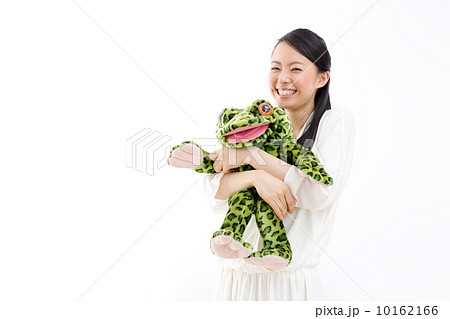 ぬいぐるみと遊ぶ女性 10162166