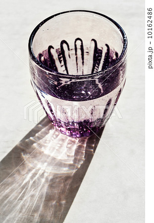 faceted glass with drinking water 10162486