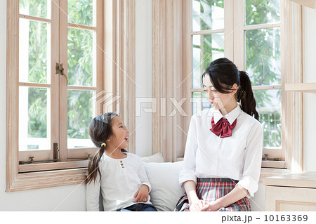 女子高生と5歳の女の子 10163369