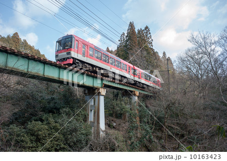鞍馬川の鉄橋を渡る叡電900系きらら号 10163423