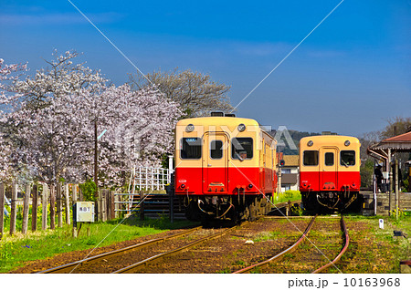 春の小湊鉄道・上下線すれ違いの馬立駅の写真素材 [10163968] - PIXTA