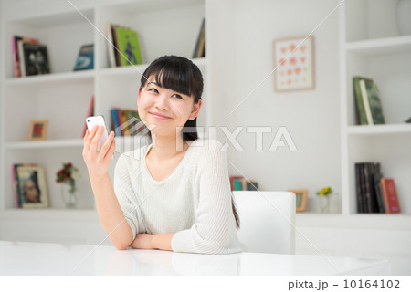 スマホをする女性 10164102