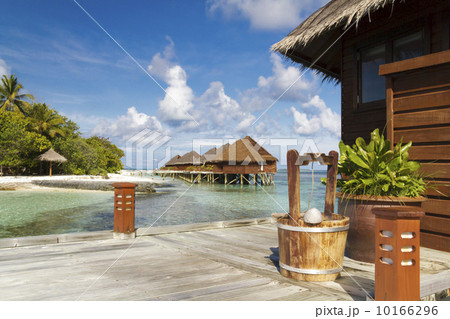 モルディブのリゾートアイランドの風景 10166296