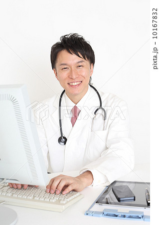パソコンに入力する医師 10167832