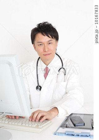 パソコンに入力する医師 パソコンに入力する医師 10167833