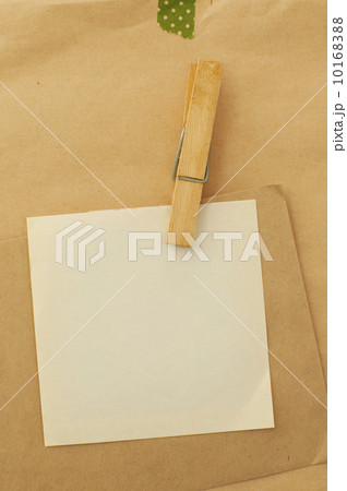 クラフトペーパの上にメモ用紙 10168388