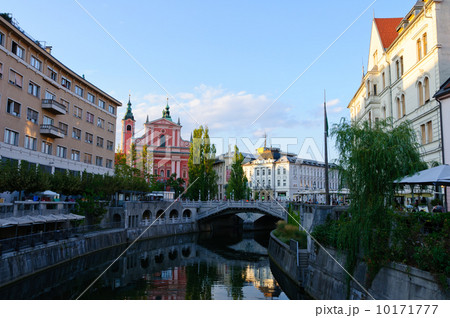 スロベニア　リュブリャナ　三本橋とリュブリャニツァ川 10171777