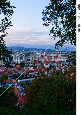 スロベニア　リュブリャナ旧市街の夕景 10171806