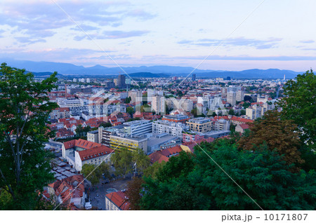 スロベニア　リュブリャナ旧市街の夕景 10171807