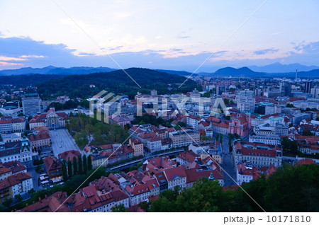 スロベニア リュブリャナ旧市街の夕景 スロベニア リュブリャナ旧市街の夕景 10171810