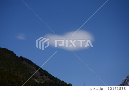 ポッカリ浮いた白い雲 10171838