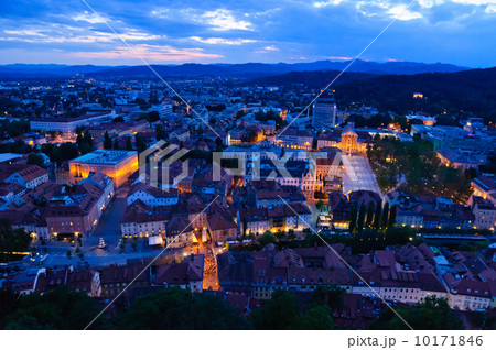 スロベニア リュブリャナ旧市街の夕景 スロベニア リュブリャナ旧市街の夕景 10171846