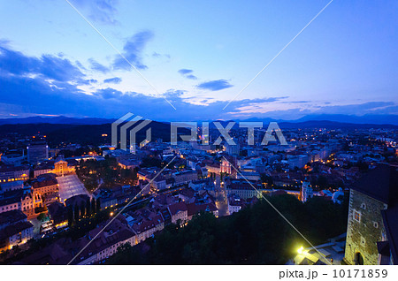 スロベニア リュブリャナ旧市街の夕景 スロベニア リュブリャナ旧市街の夕景 10171859