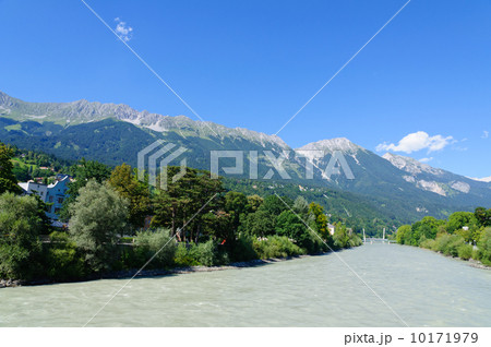 オーストリア　インスブルックの町並みイン川 10171979