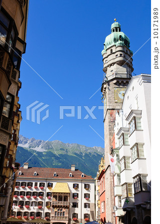 オーストリア　インスブルックの町並み　市の塔 10171989