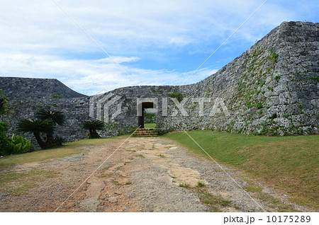 世界遺産・座喜味城跡の「二の郭の城門」(沖縄県中頭郡読谷村) 世界遺産・座喜味城跡の「二の郭の城門」(沖縄県中頭郡読谷村) 10175289