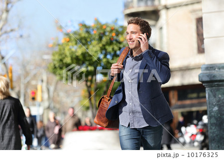 Young urban businessman on smart phone, Barcelona 10176325