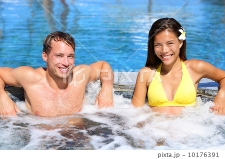 Hot tub - Couple in spa wellness jacuzzi Hot tub - Couple in spa wellness jacuzzi 10176391