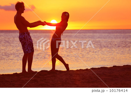 Romantic couple fun on beach sunset during travel 10176414