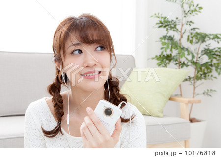 部屋で音楽を聴いてくつろぐ若い女性 部屋で音楽を聴いてくつろぐ若い女性 10176818