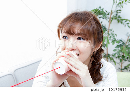 赤い糸電話の若い女性 赤い糸電話の若い女性 10176955