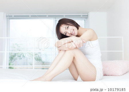 リラックスする女性 リラックスする女性 10179185