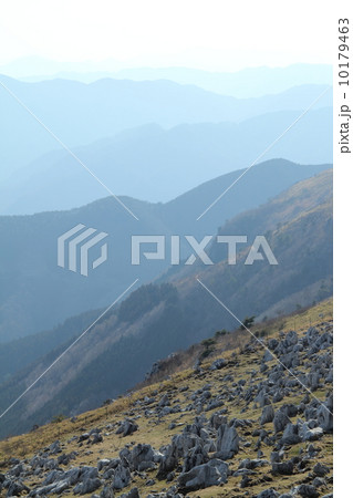 カルスト台地より四国山脈を望む カルスト台地より四国山脈を望む 10179463